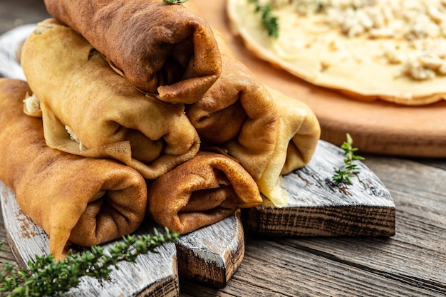 Heuvel van pannenkoeken met kippenvlees en kaas traditionele maslenitsa-maaltijd Huisgemaakt gevuld met crêpebroodjes met kippenvlees