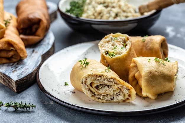 Heuvel van pannenkoeken met kippenvlees en kaas traditionele maslenitsa-maaltijd Huisgemaakt gevuld met crêpebroodjes met kippenvlees