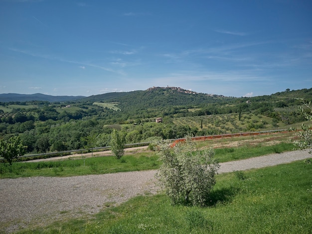 Heuvelachtig landschap rijk aan vegetatie typisch voor de gebieden van Midden-Italië.