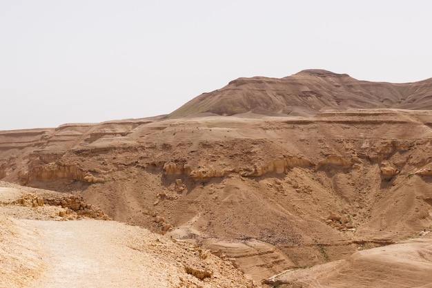 Heuvels en rotsen in de woestijn van judea in israël