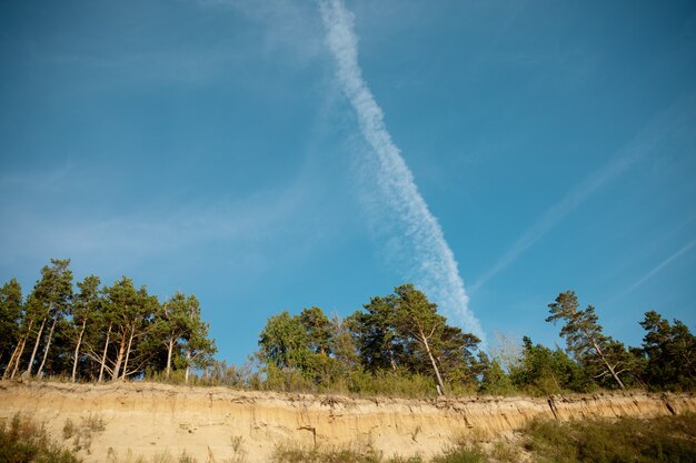 heuvels met groene bomen onder de blauwe lucht