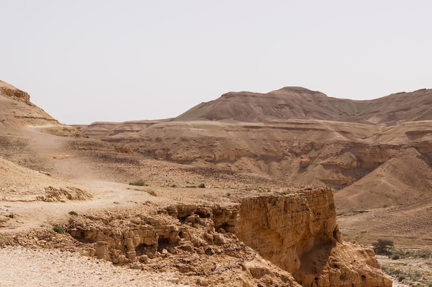 Heuvels, rotsen en weg in de woestijn van Judea in Israël