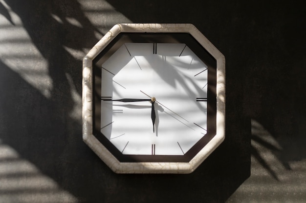 写真 屋内の静物画の六角時計