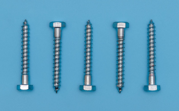 Hexagonal head screw aligned in a horizontal row