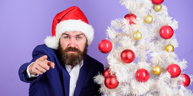 ねえ、クリスマスの飾り 再利用可能なクリスマス ツリー 冬の飾り クリスマス ツリーを飾ります お祝いの準備をしているひげを生やした上司 伝統の概念 12 月のルーチン 美しい装飾
