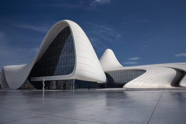 낮에 Zaha Hadid가 디자인한 곡선이 있는 Heydar Aliyev Center 건물 바쿠 아제르바이잔