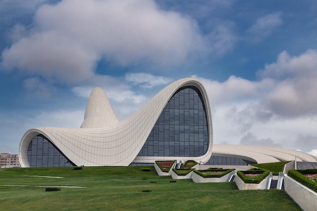 Heydar Aliyev Center gebouw met gebogen lijnen door architect Zaha Hadid bij daglicht Bakoe Azerbeidzjan