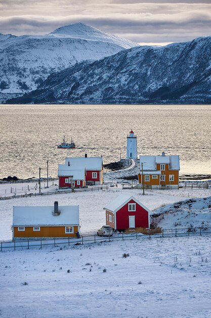 写真 ノルウェーのゴディ・スンムレ・メル・オグ・ロムスダル (hgsteinen lighthouse on gody sunnmre mre og romsdal) にある灯台