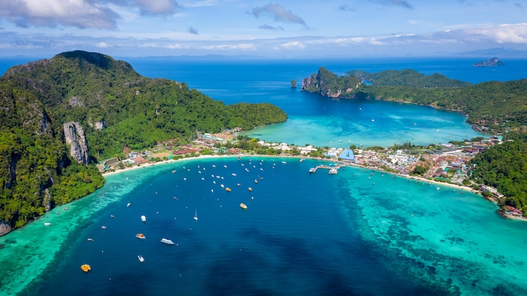 Photo hi season boat and tourists on phiphi island krabi thailand aerial view from drone 