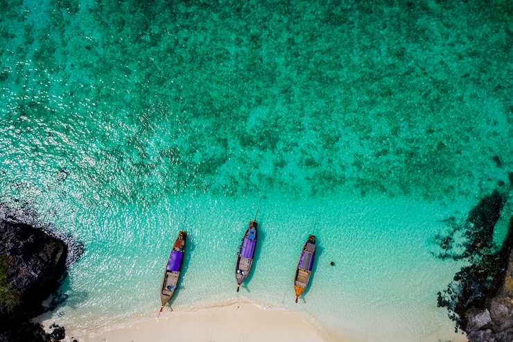 Photo hi season boat and tourists on phiphi island krabi thailand aerial view from drone 