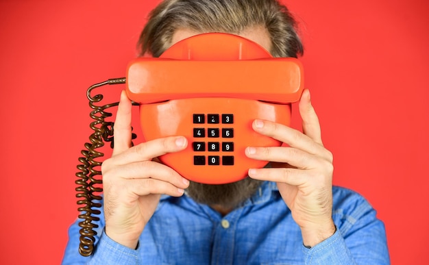 Скрытый подписчик. телефон бизнес-концепция. Бизнесмен рекламирует ретро-телефон. Ретро обслуживание клиентов. коммуникация. Человек разговаривает по старинному телефону. бизнесмен разговаривает по старинному телефону. купить новый гаджет.