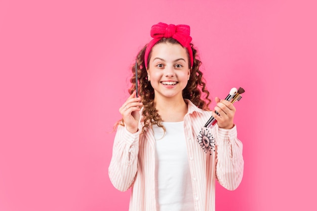 Nascondi le imperfezioni fard o ombretti tono perfetto salone di bellezza moda per adolescenti applicare cosmetici cosmetici per una pelle giovane ragazza felice con pennelli per capelli per il trucco concetto di trucco