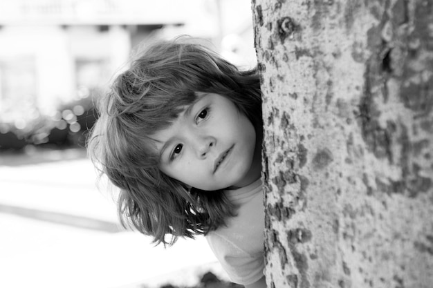 Прятки Пикабу Маленький ребенок прячется за деревом Детские каникулы
