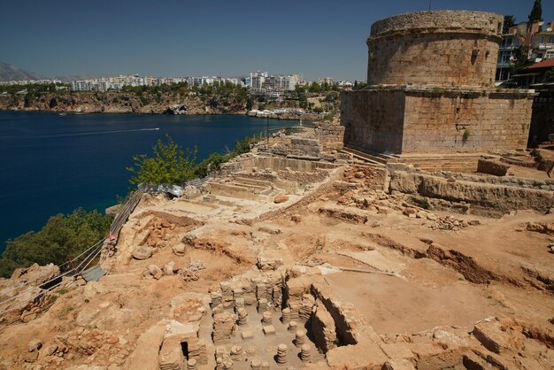 Hidirlik-toren en archeologische opgraving in de oude binnenstad van Antalya, Turkiye