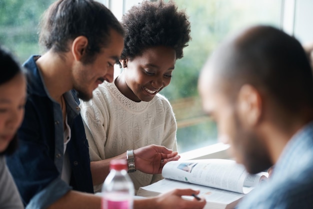 Hier is een snelle studietip Een groep studenten die bij elkaar zitten en studeren