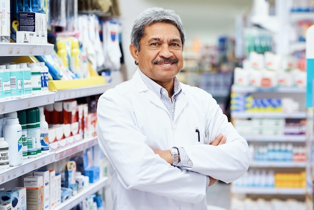 Hier om u te helpen beter te worden Portret van een volwassen apotheker die in een apotheek werkt