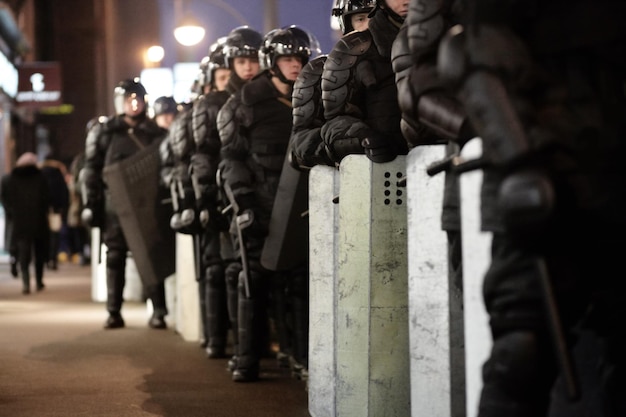 Hier om vrede te creëren, geen geweld. Het leger barricadeert een rel in de stad