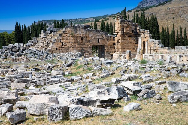 Hierapolis oude stad ruïnes Noord-Romeinse poort Pamukkale Denizli Turkije