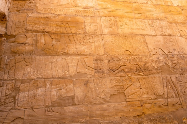 Hiërogliefen in de tempel van Karnak, het grote heiligdom van Amon, Egypte