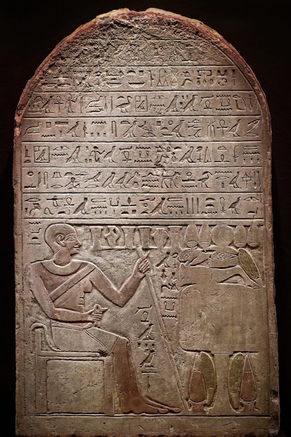 Hiërogliefen snijwerk op een oude Egyptische sarcofaag in een oude tempel selectieve focus