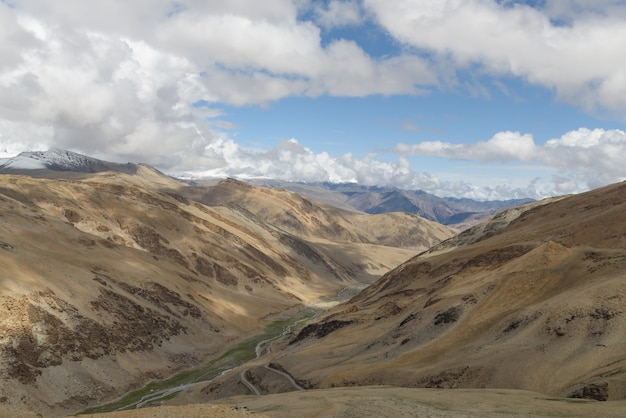 Strada d'alta quota sulla montagna dell'himalaya con picco di neve