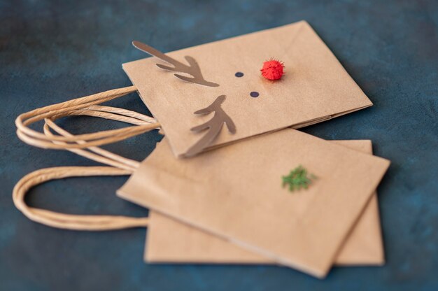 Vista Dall Alto Del Regalo Di Natale E Dei Sacchetti Di Carta Foto Gratis
