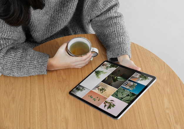 Photo high angle adult searching for stock images on table