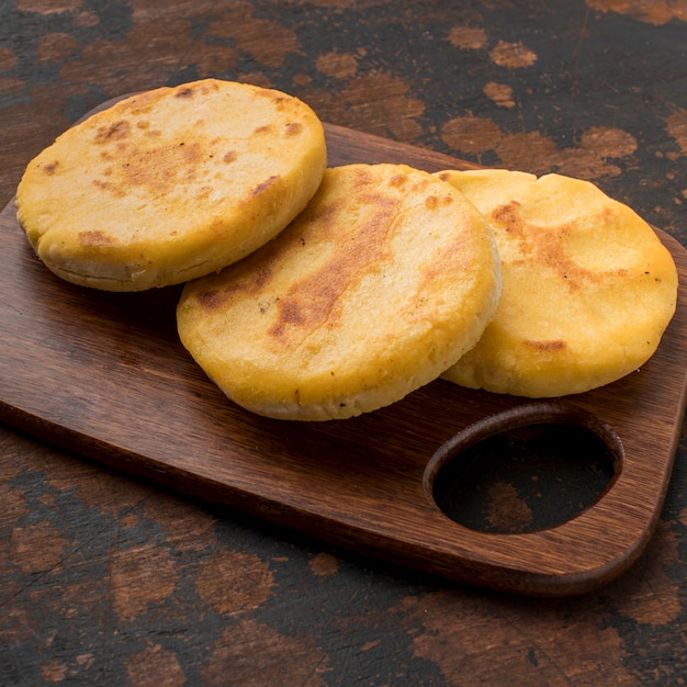 사진 나무 보드에 높은 각도 arepas