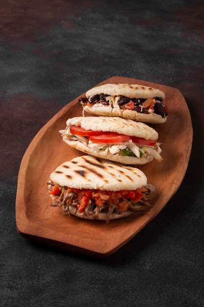 Photo high angle arepas on wooden tray