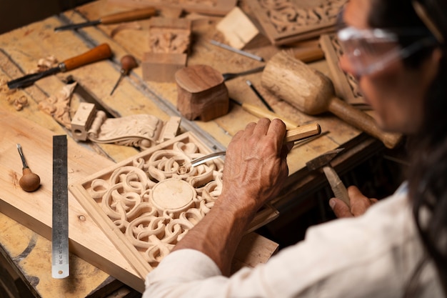 Photo high angle artisan doing woodcutting