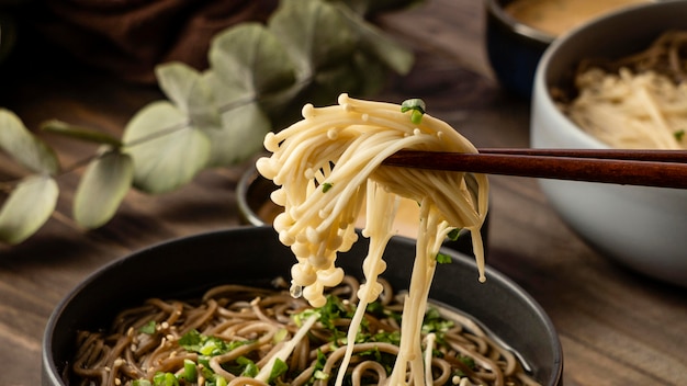 写真 テーブルのクローズアップの麺の高角度の品揃え