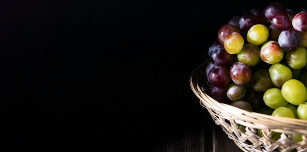 Photo high angle of autumn grapes in basket with copy space