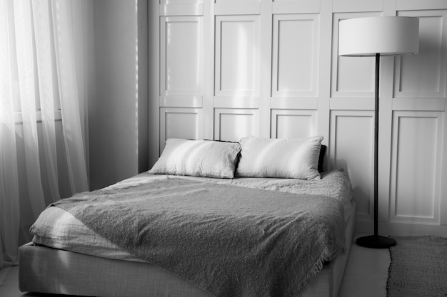 Foto interior design della camera da letto in bianco e nero ad alto angolo