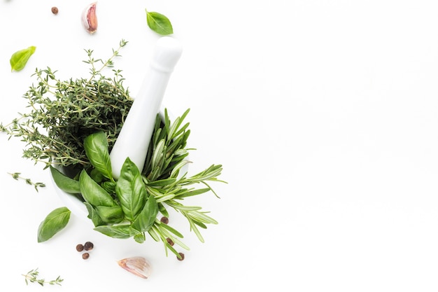 Photo high angle bowl with fresh herbs on table