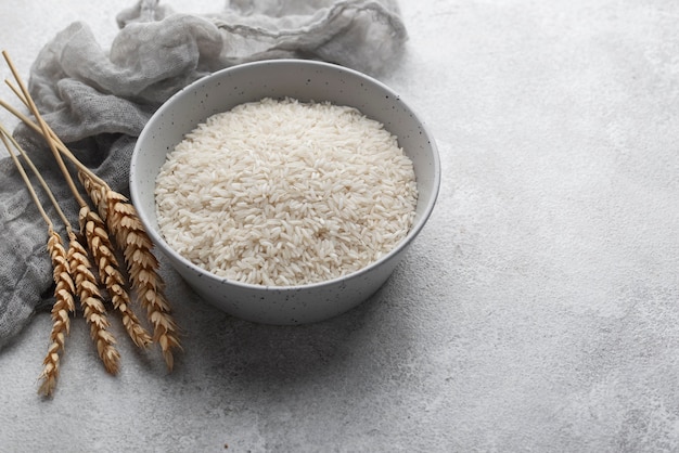 Foto ciotola ad alto angolo con disposizione riso e cereali