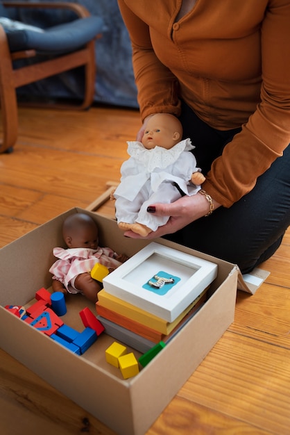 写真 床に商品が入ったハイアングルボックス