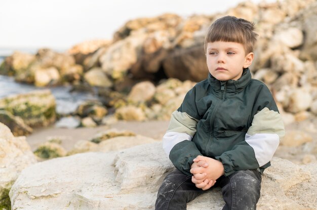 写真 海辺でハイアングルの少年