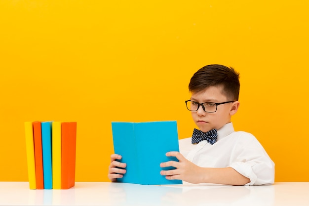 Ragazzo dell'angolo alto alla lettura dell'ufficio