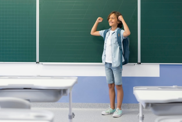 写真 バックパックとハイアングルの少年