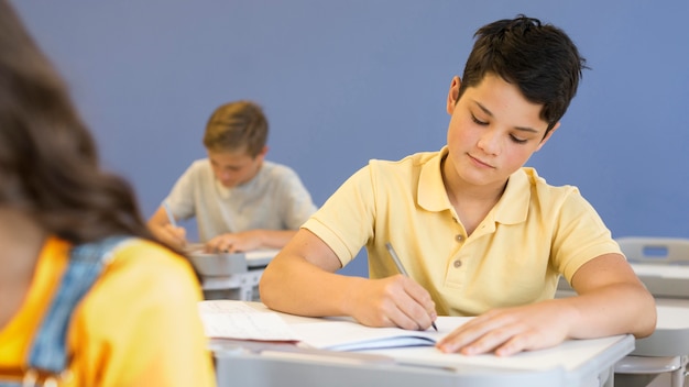 Foto ragazzo alto angolo di scrittura