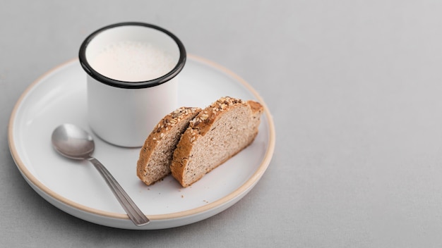 Fette di pane ad alto angolo con latte