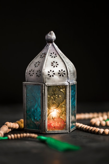 Candela dell'angolo alto il giorno del ramadan