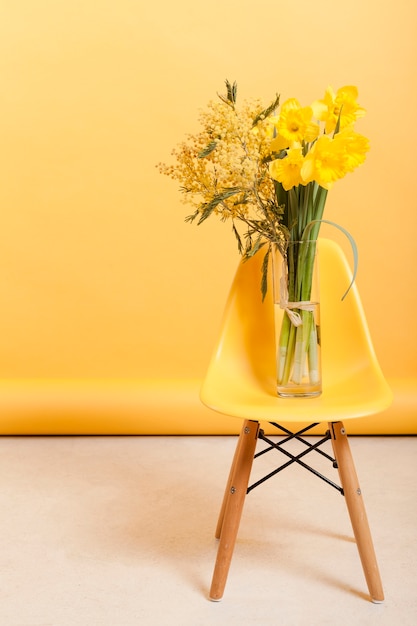 Фото Высокий угловой стул с вазой с цветами