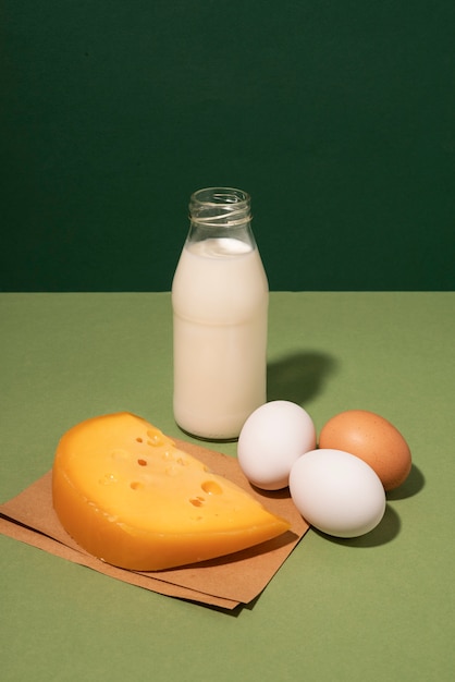 写真 ハイアングルチーズ、卵、ミルクのアレンジメント