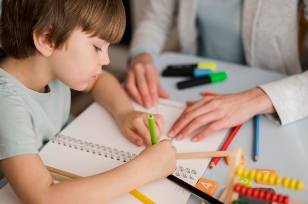 Photo high angle of child learning at home