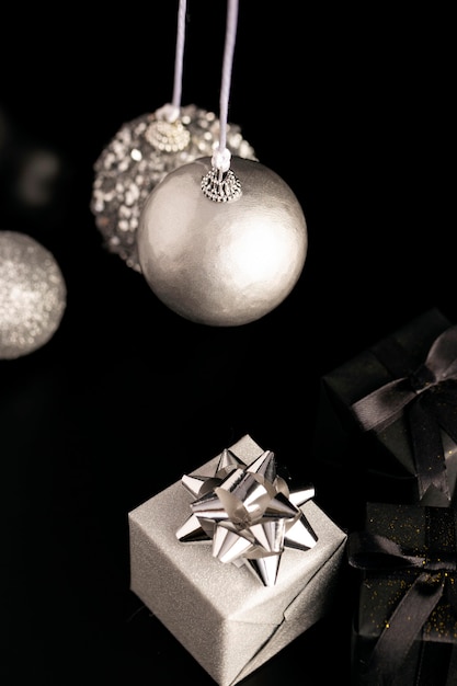 Photo high angle of christmas globes with presents