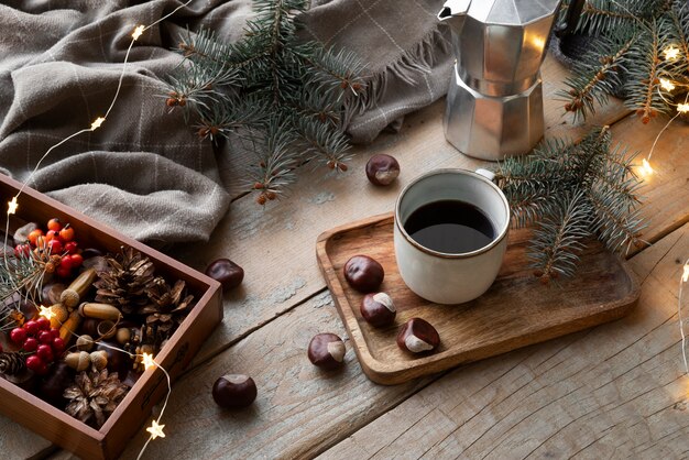 写真 ハイアングルのクリスマスオーナメントと飲み物