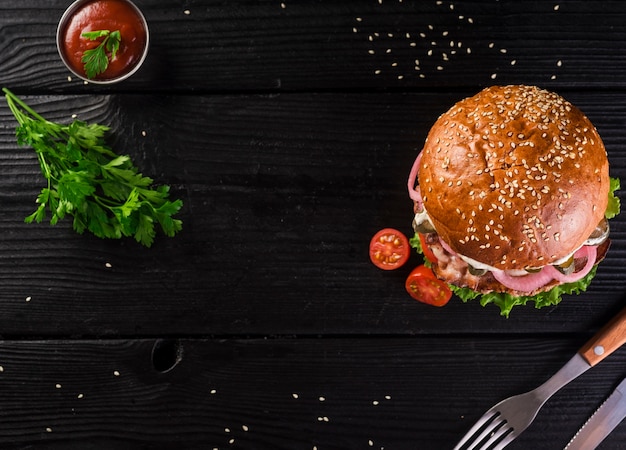 Photo high angle classic burger with cutlery