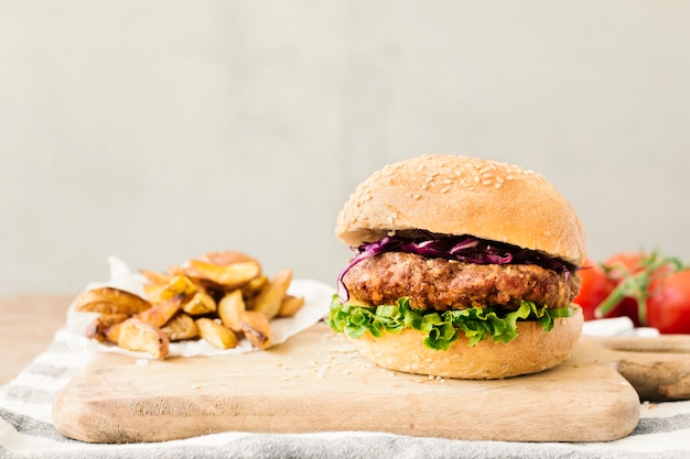 写真 木の板にフライドポテトとハイアングルクローズアップバーガー