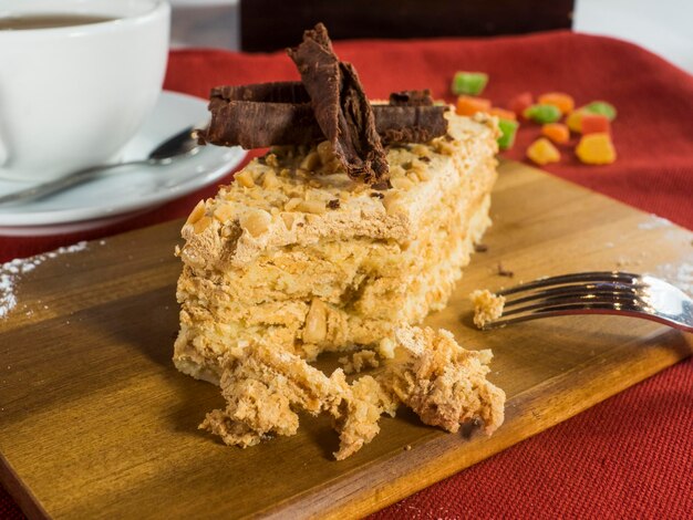 Foto prossimo piano ad alto angolo di una torta sul tavolino da taglio